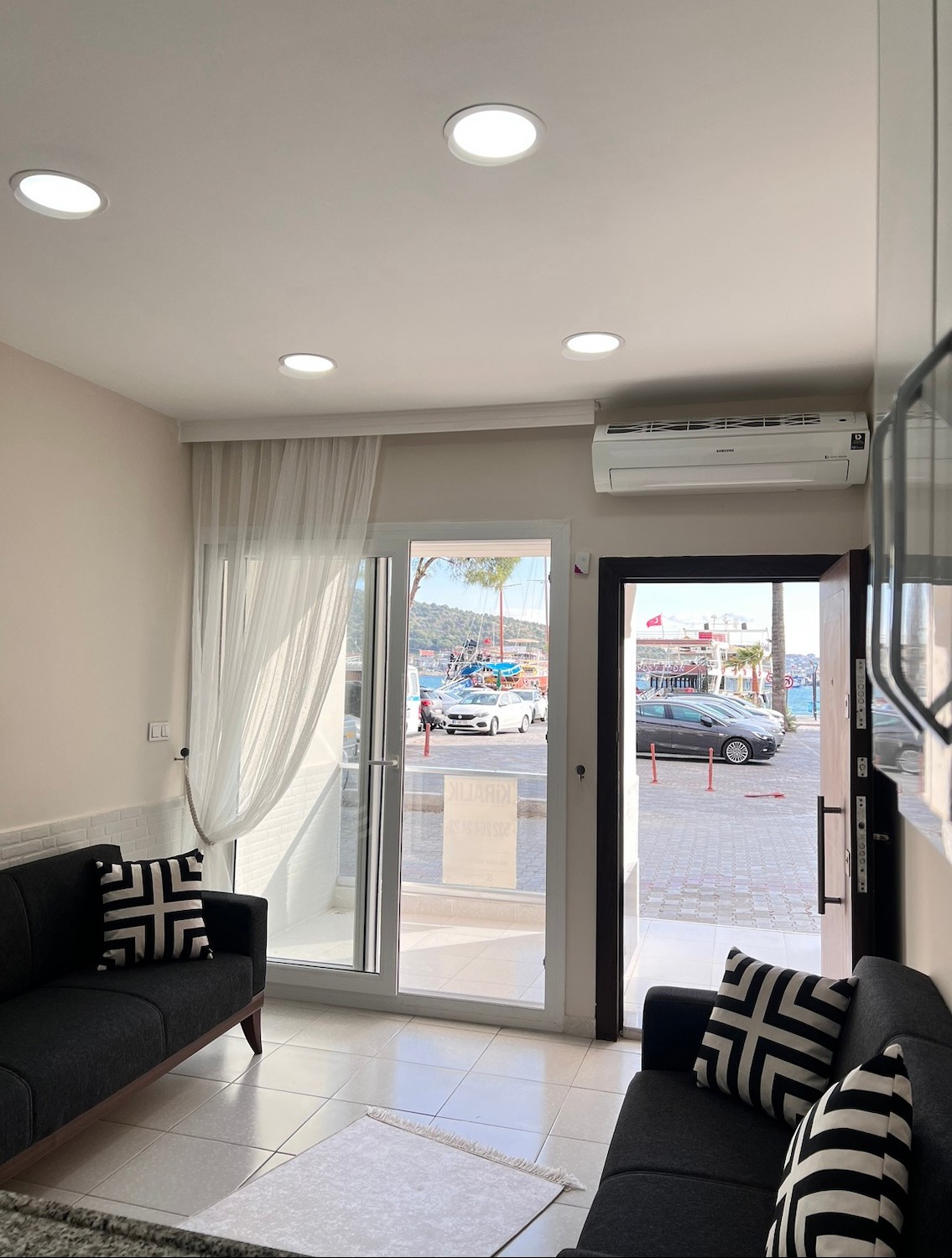 ÇEŞME MERKEZDE DENİZ MANZARALI EŞYALI KİRALIK 1+1 DAİRE