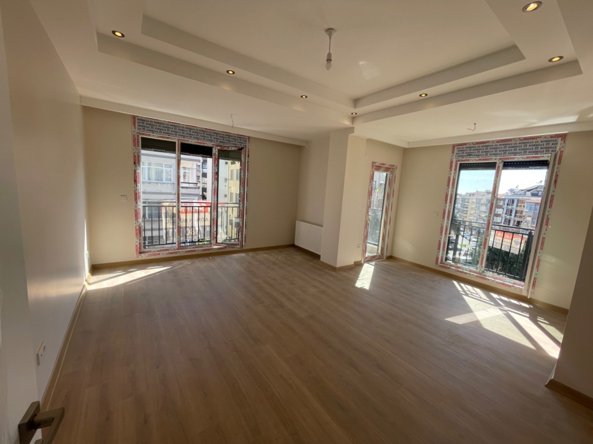 BAKIRKÖY DİKİLİTAŞTA CADDE ÜZER BALKONLU OTOPARKLIİ 2+1 YENİ DAİRE