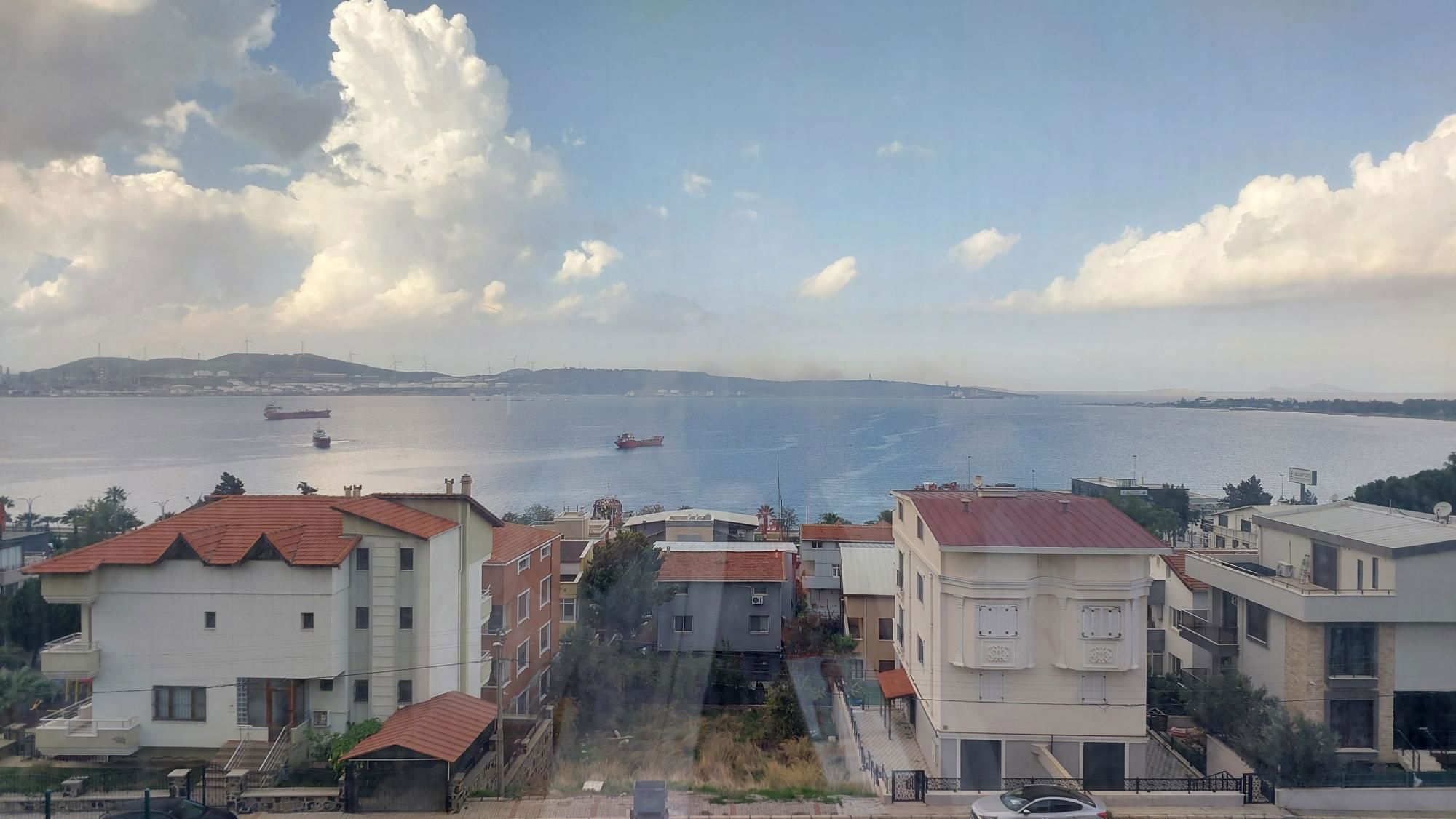ALIAĞA YALI MAHALLESI KIRALIK PANORAMIK DENIZ MANZARALI KOMPLE EŞYALU 3+1 DAIRE