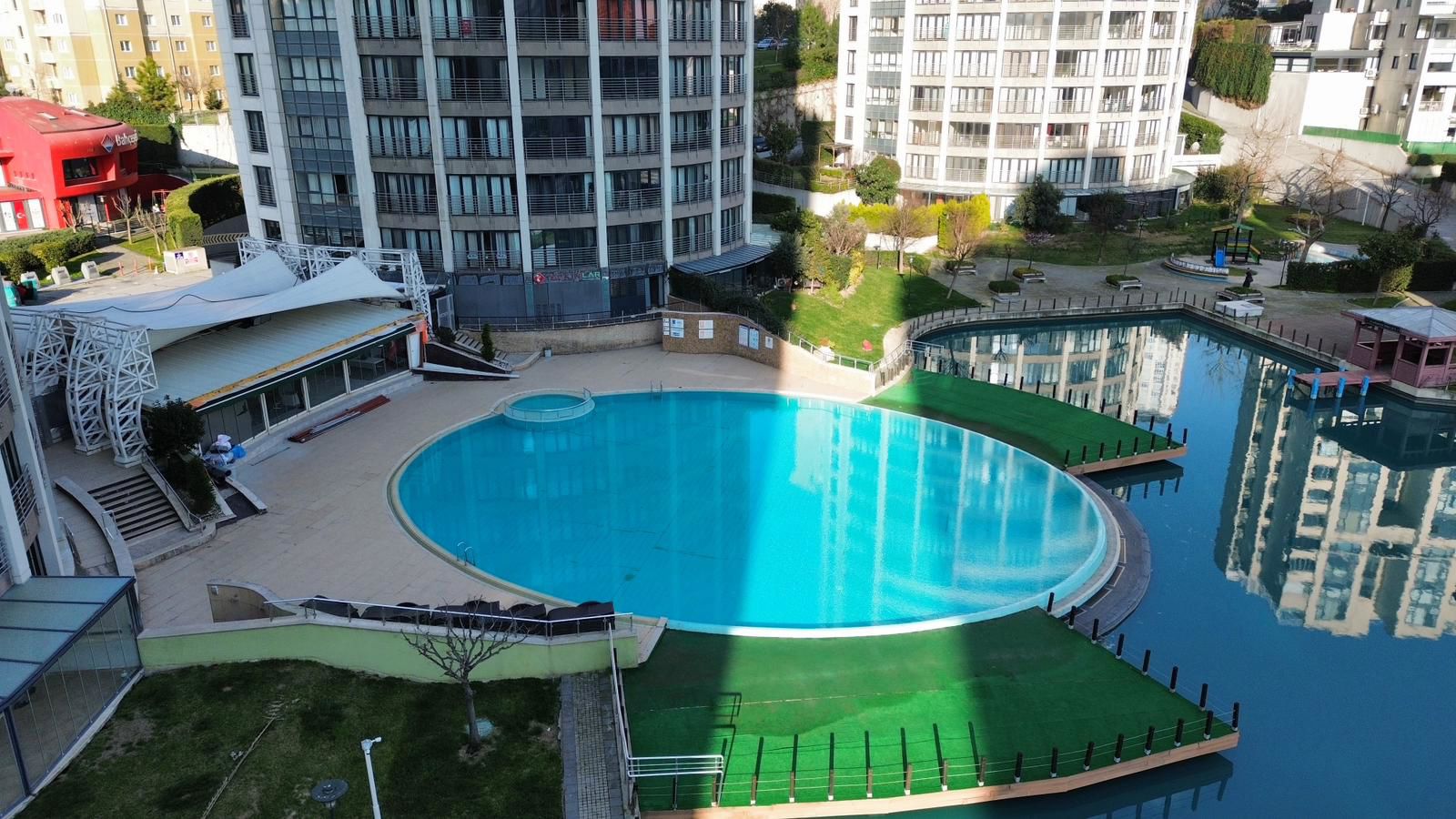 BOSPHORUS CITY'DE ÖZEL TASARIMLI 4+1 HAVUZLU TERSALI PENTHOUSE