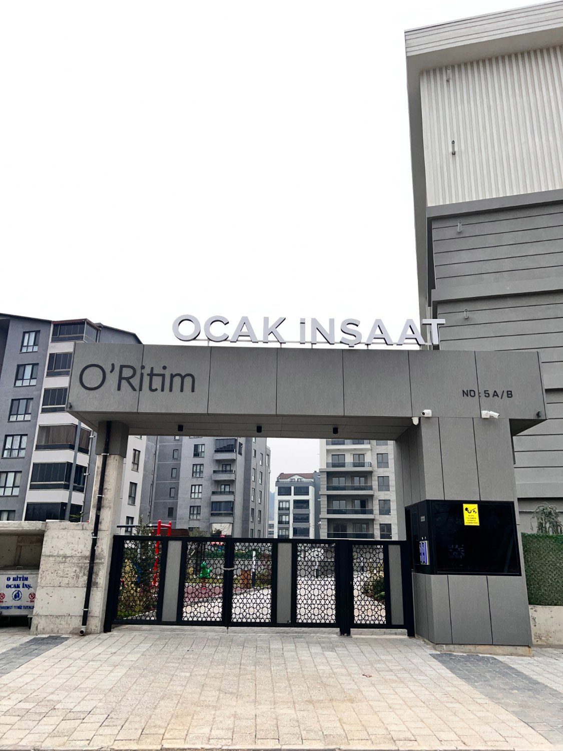 RE/MAX BEYAZ | KAYAPA O’RITIM SITESI’NDE YERDEN ISITMALI EBEVEYN BANYOLU KIRALIK 2+1