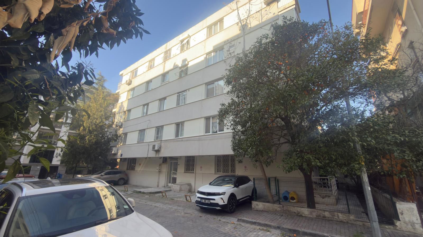KARŞIYAKA DONANMACI ATILLA ILHAN SOKAKTA KIRALIK 3+1