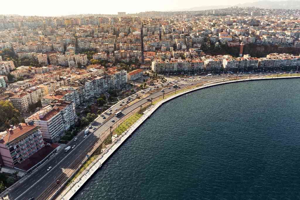 KONAK KARATAŞ SAHİLDE ÖZEL YAPIM  ÇİFT CEPHE SATILIKDAİRE..