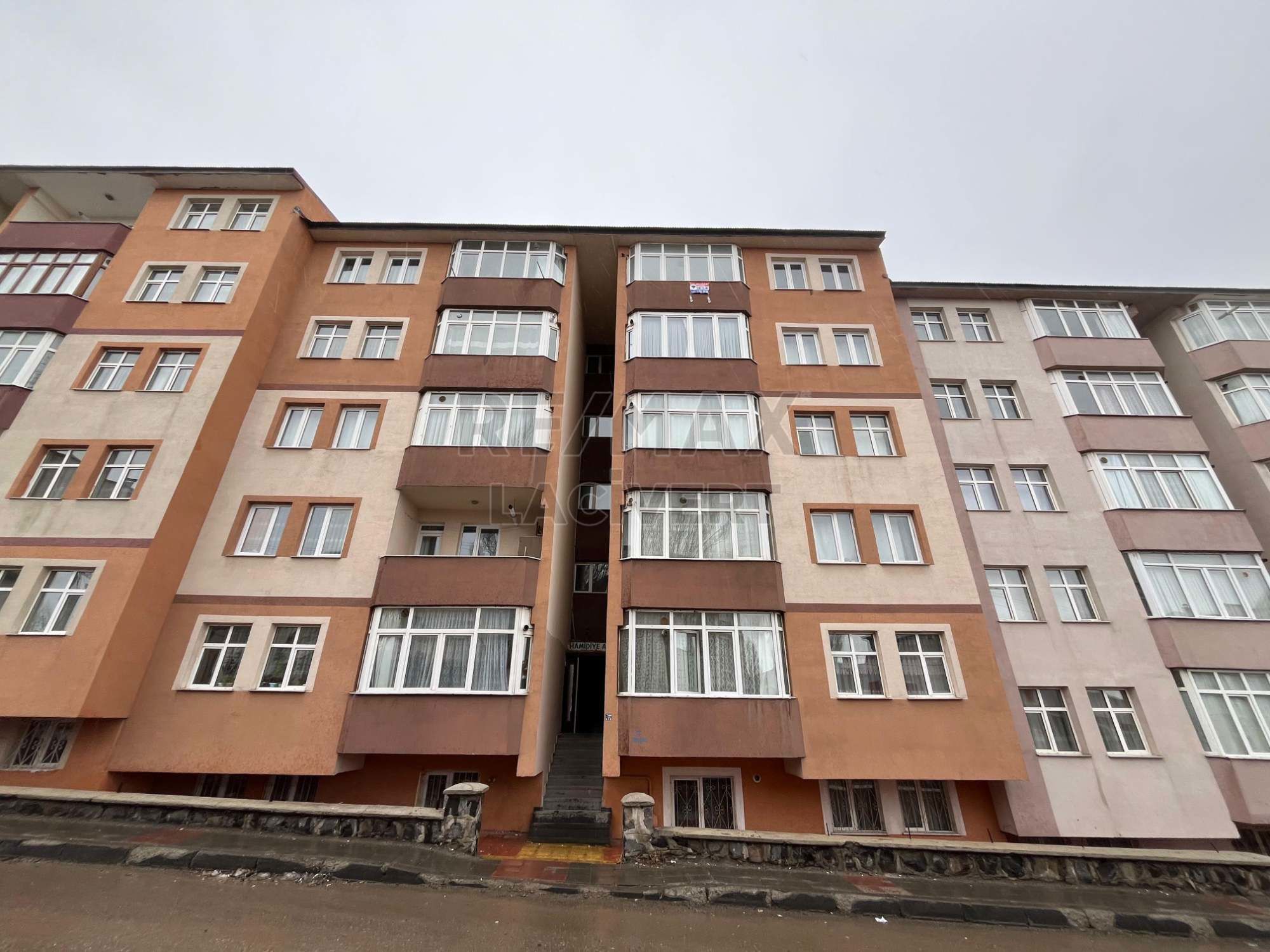 RE/MAX LACİVERT'TEN YUNUSEMRE'DE SATILIK 3+1 DAİRE