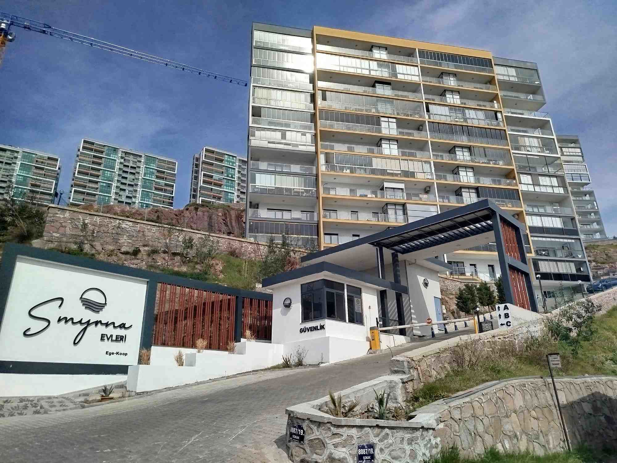 ÇIĞLI SMYRNA SİTESİ HAVUZLU GÜVENLIKLİ VE KONFORLU GENIŞ 3+1 DAIRE