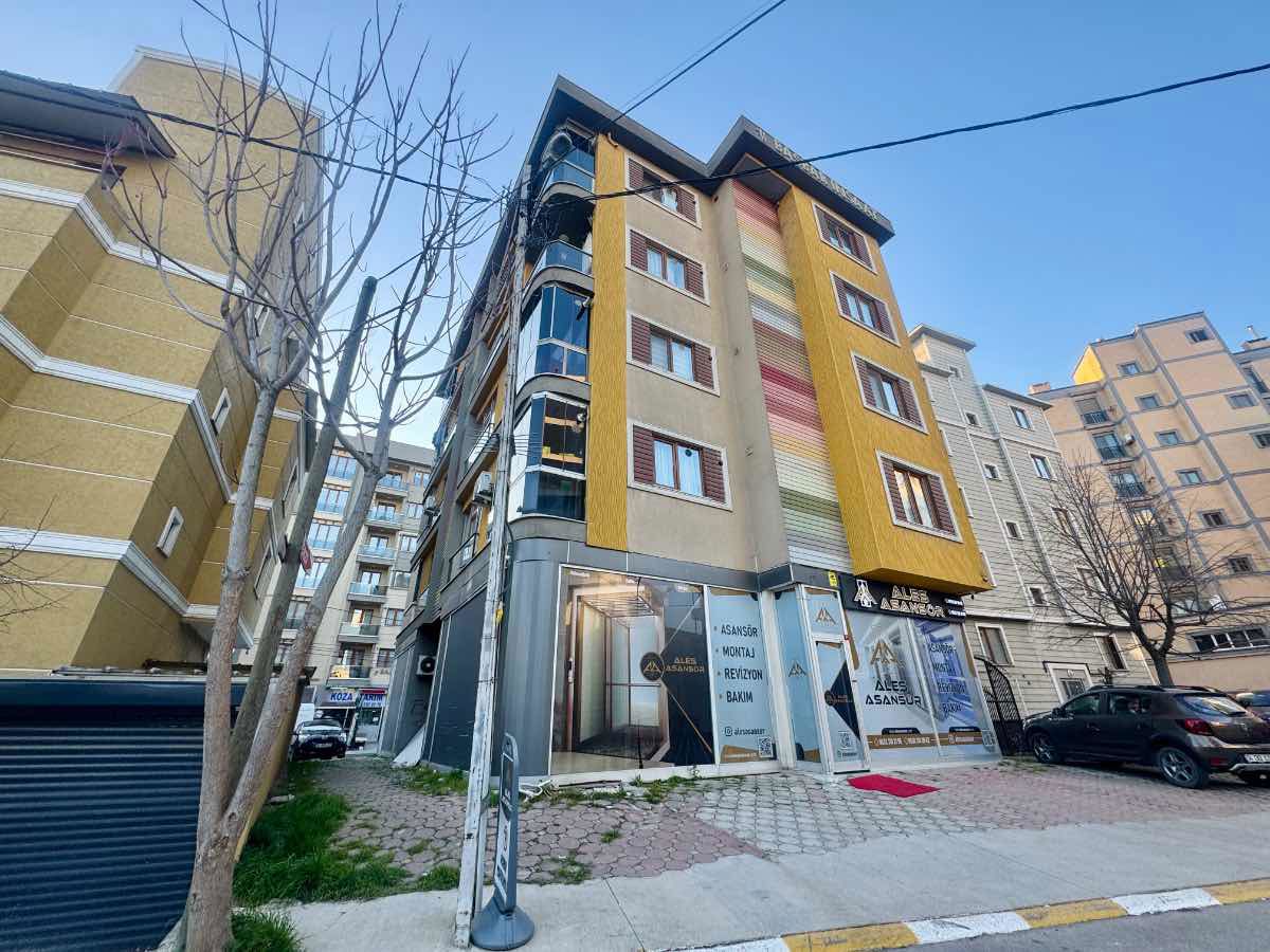 KURTKÖY MERKEZDE METRO VE HAVALİMANI YAKININDA SATILIK GENİŞ 2+1