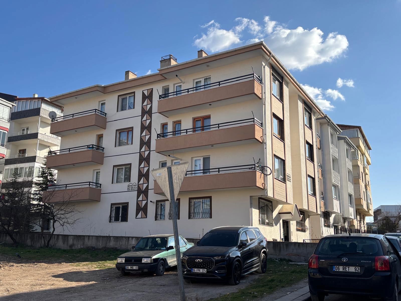 GÖLBAŞI BAHÇELİEVLER'DE EŞYALI, ARA KAT, 3+1 KİRALIK DAİRE