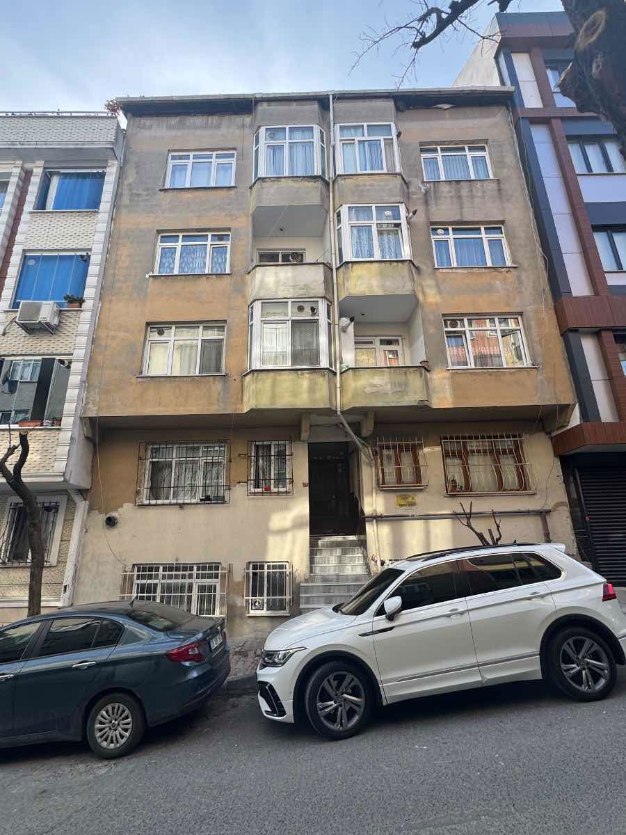 BARBAROS HAYRETTIN PAŞA MAHALLESİ'NDE TRAMVAY VE METRO YAKIN 2+1 SATILIK DAİRE
