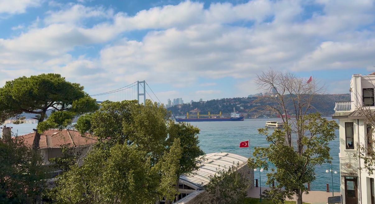 BEYLERBEYİ 'NDE BOĞAZ MANZARALI KİRALIK 3+1 YOL YALISI DAİRESİ