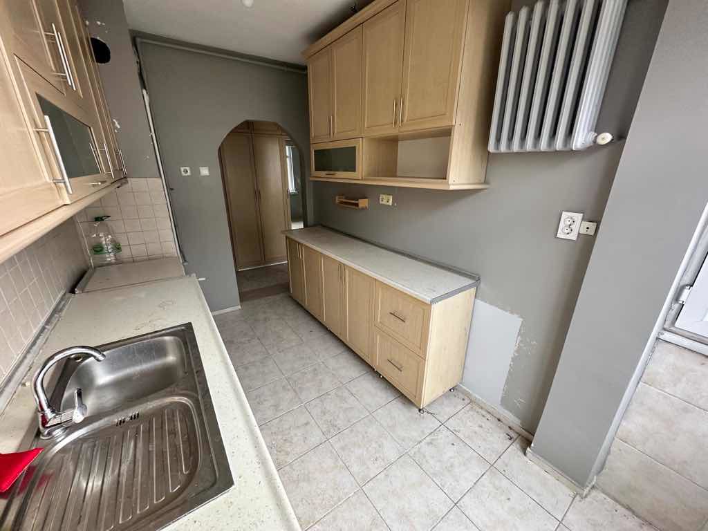 TUNALI BÜKLÜM SOKAK’TA | GENİŞ SALONLU OTOPARKLI  KİRALIK DAİRE