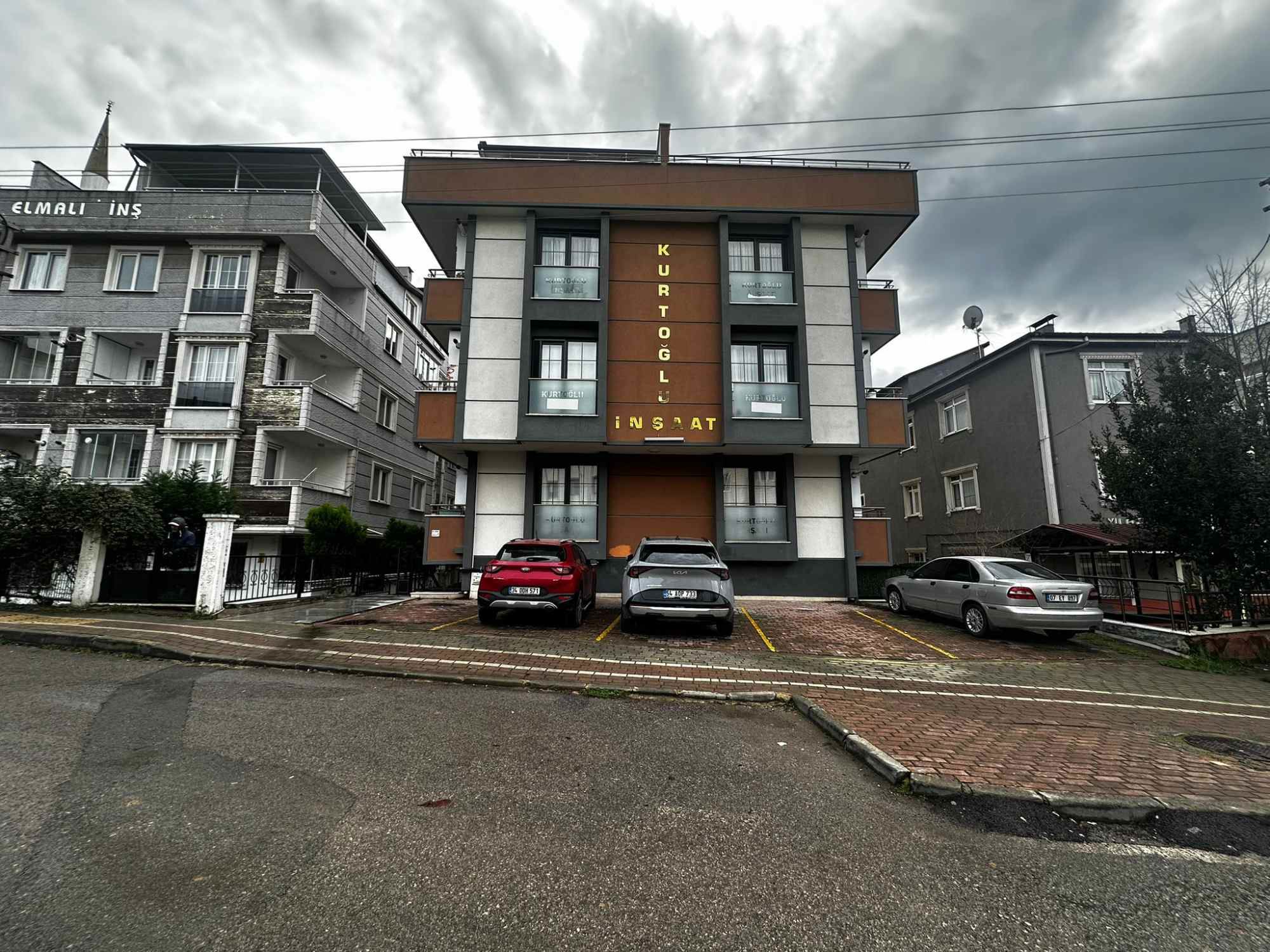 REMAX CEVRİYE BEYLİKBAĞI KİRALIK 2+1 120 M² GİRİŞ KATI DAİRE