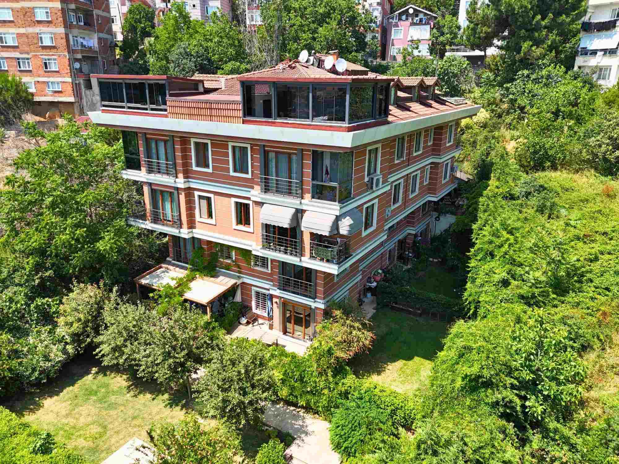 ÜSKÜDAR BEYLERBEYİ BUTİK SİTEDE MUHTEŞEM 3+1 SATILIK BAHÇE KATI