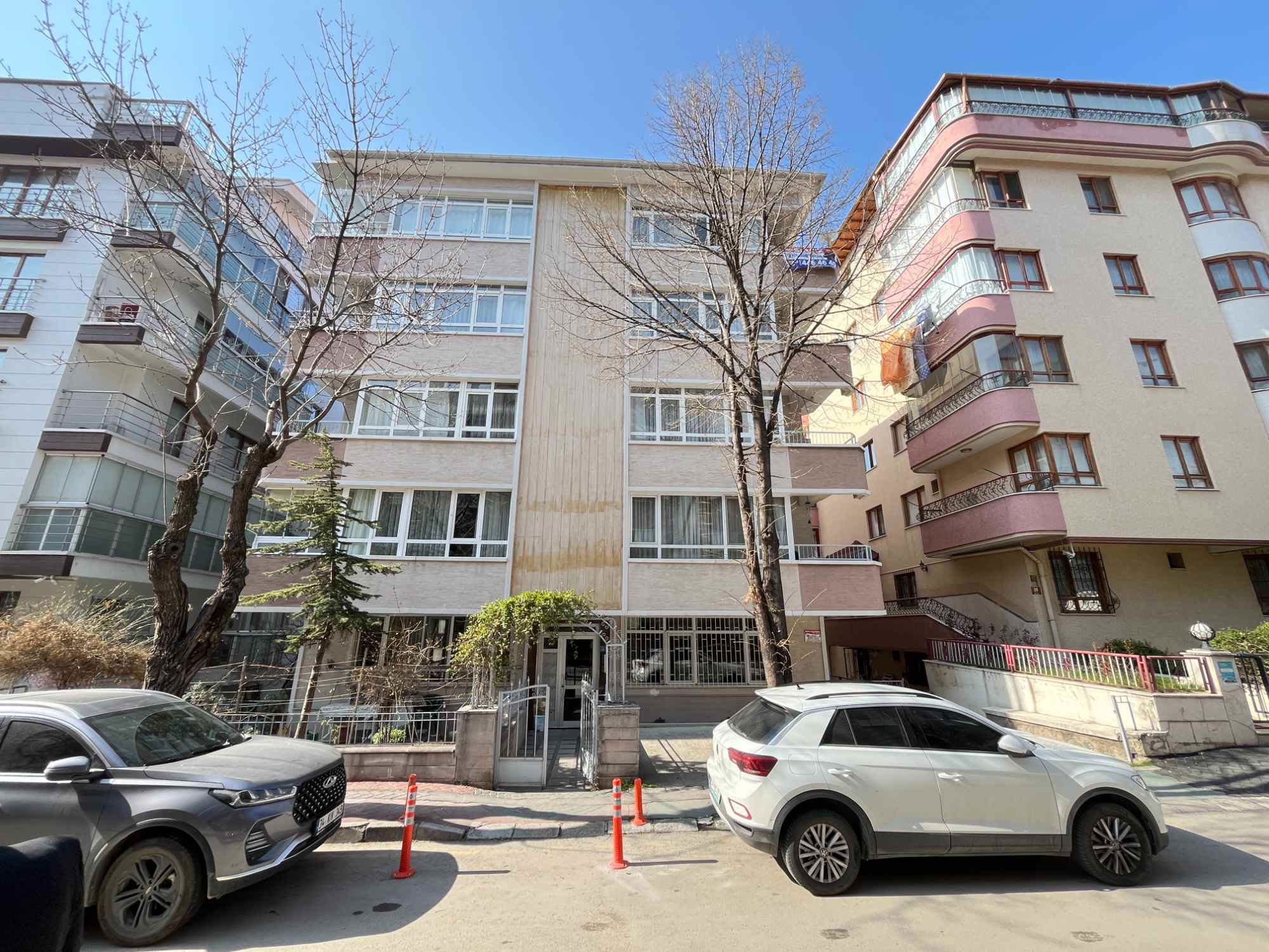 CEBECİ YARGIÇ SOKAKTA METRO YÜRÜME MESAFESINDE SATILIK 3+1 DAİRE