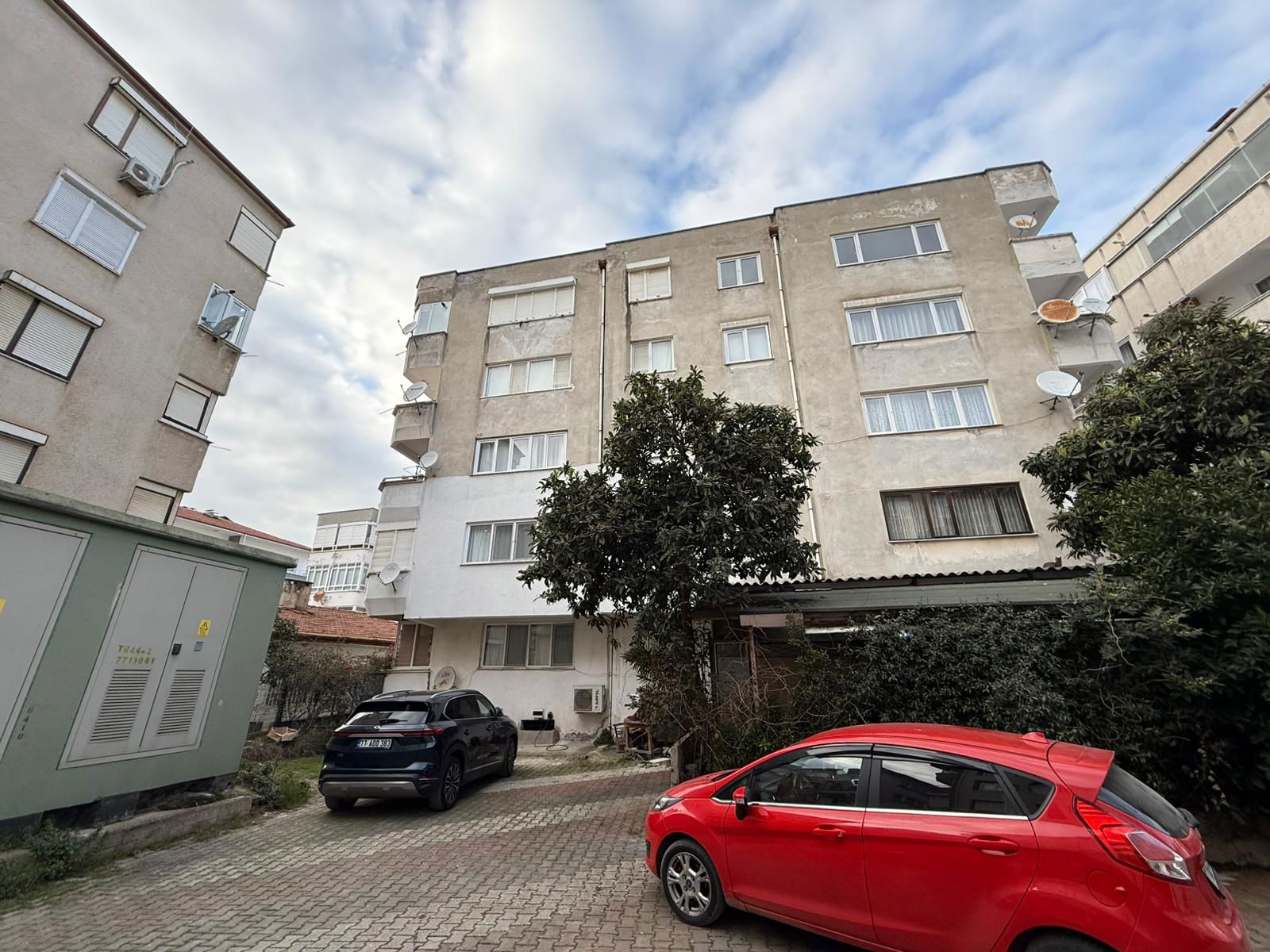 ÇINARCIK MERKEZDE ISKELEYE YÜRÜME MESAFESINDE SATILIK 2+1 DAIRE