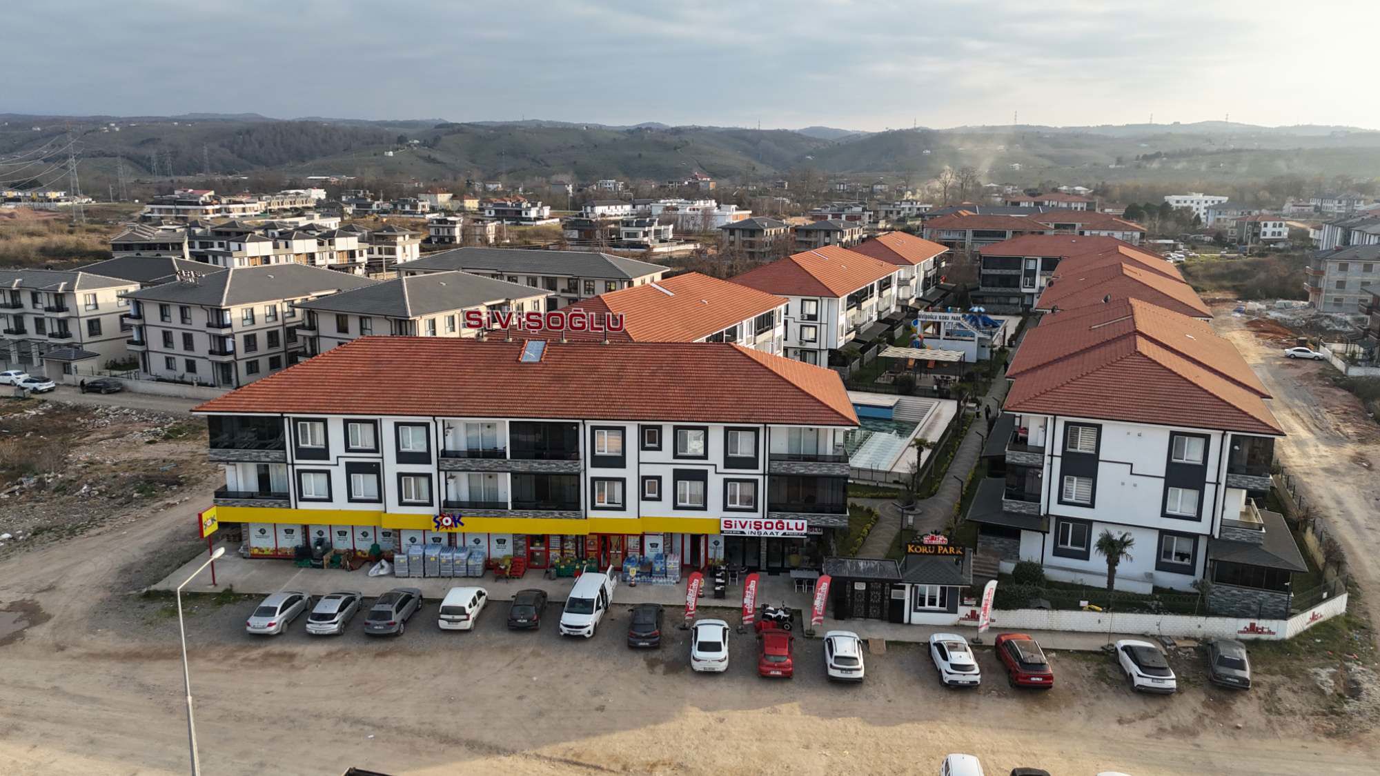 RE/MAX MAVİ'DEN KORUPARK SİTESİNDE 2+1 M. AYRI GENİŞ,FERAH DAİR