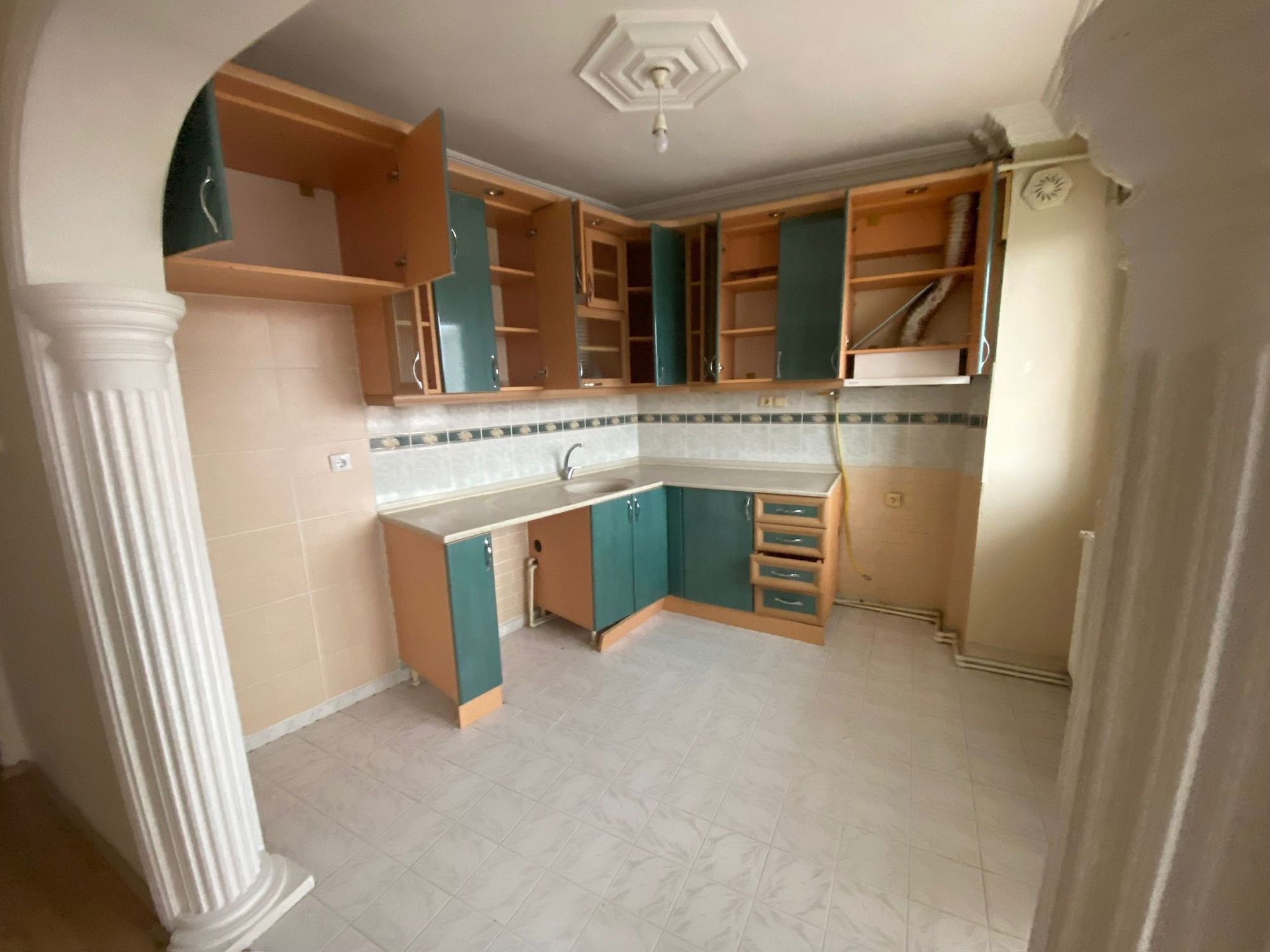 TRAMVAYA YAKIN ARA KAT KİRALIK 3+1  DAİRE