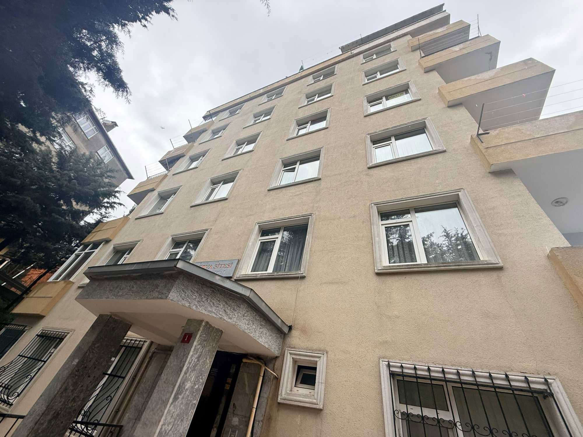ÇENGELKÖY ’DE SİTE İÇERİSİNDE CADDE 'YE YAKIN FERAH KİRALIK 2+1 DAİRE