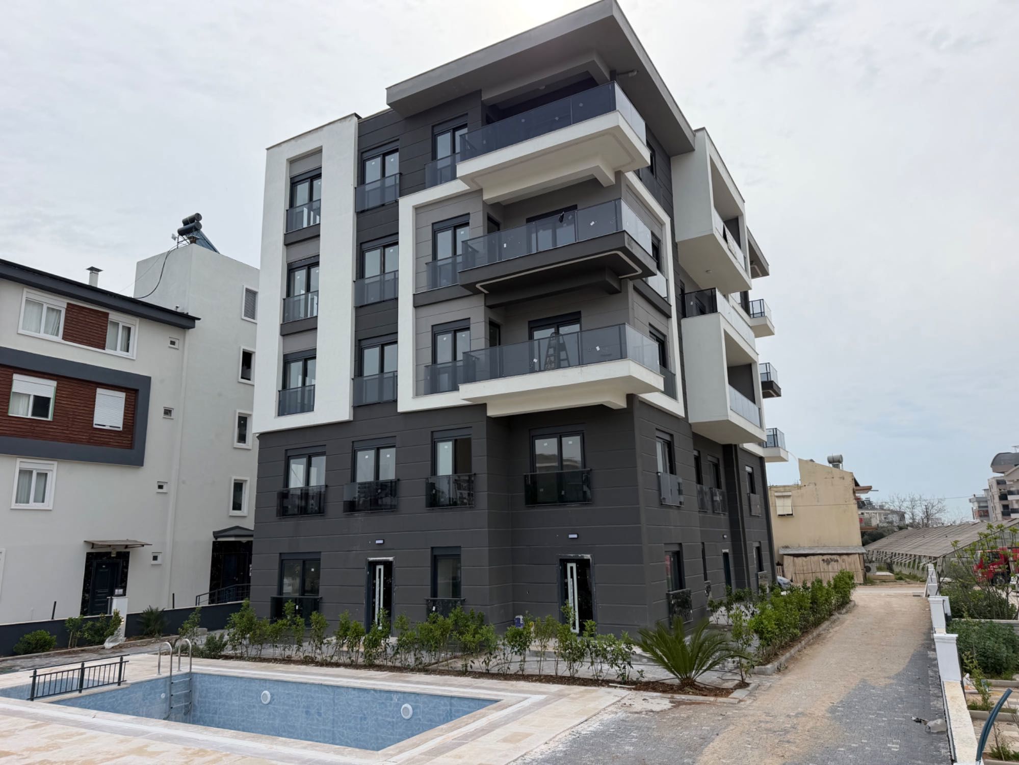 KEPEZ ALTINOVADA 1+1 ARA KAT HAVUZLU SIFIR KİRALIK DAİRE