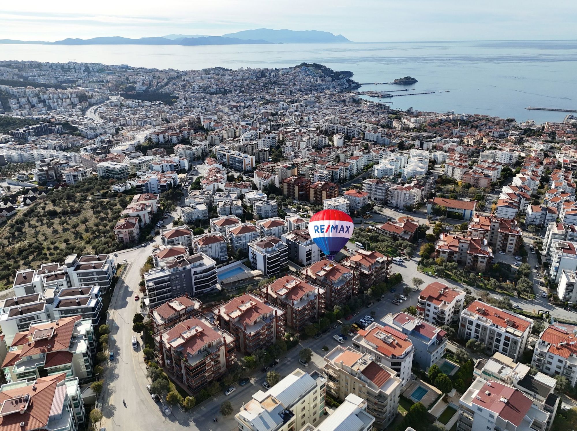 KUŞADASI EGE MAH DE HAVUZLU SİTEDE ARAKAT 2+1 EŞYALI SATILIK DAİRE
