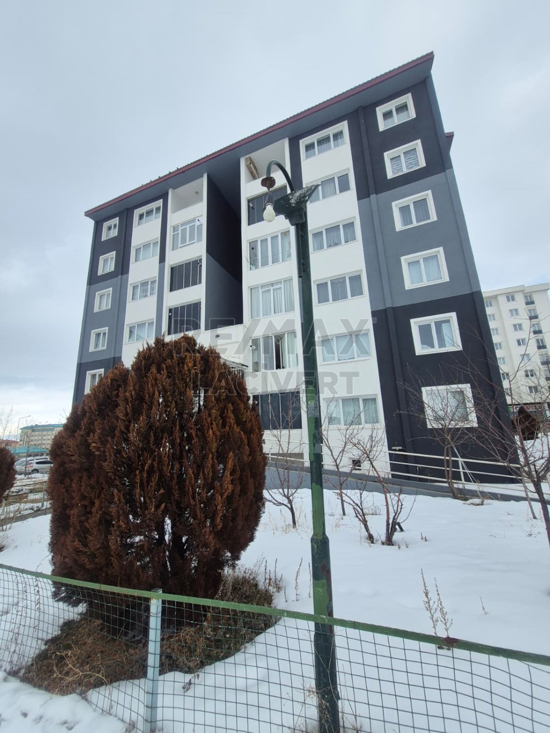 RE/MAX LACİVERT'TEN ÇAT YOLU TOKİLER'DE SATILIK 3+1 DAİRE
