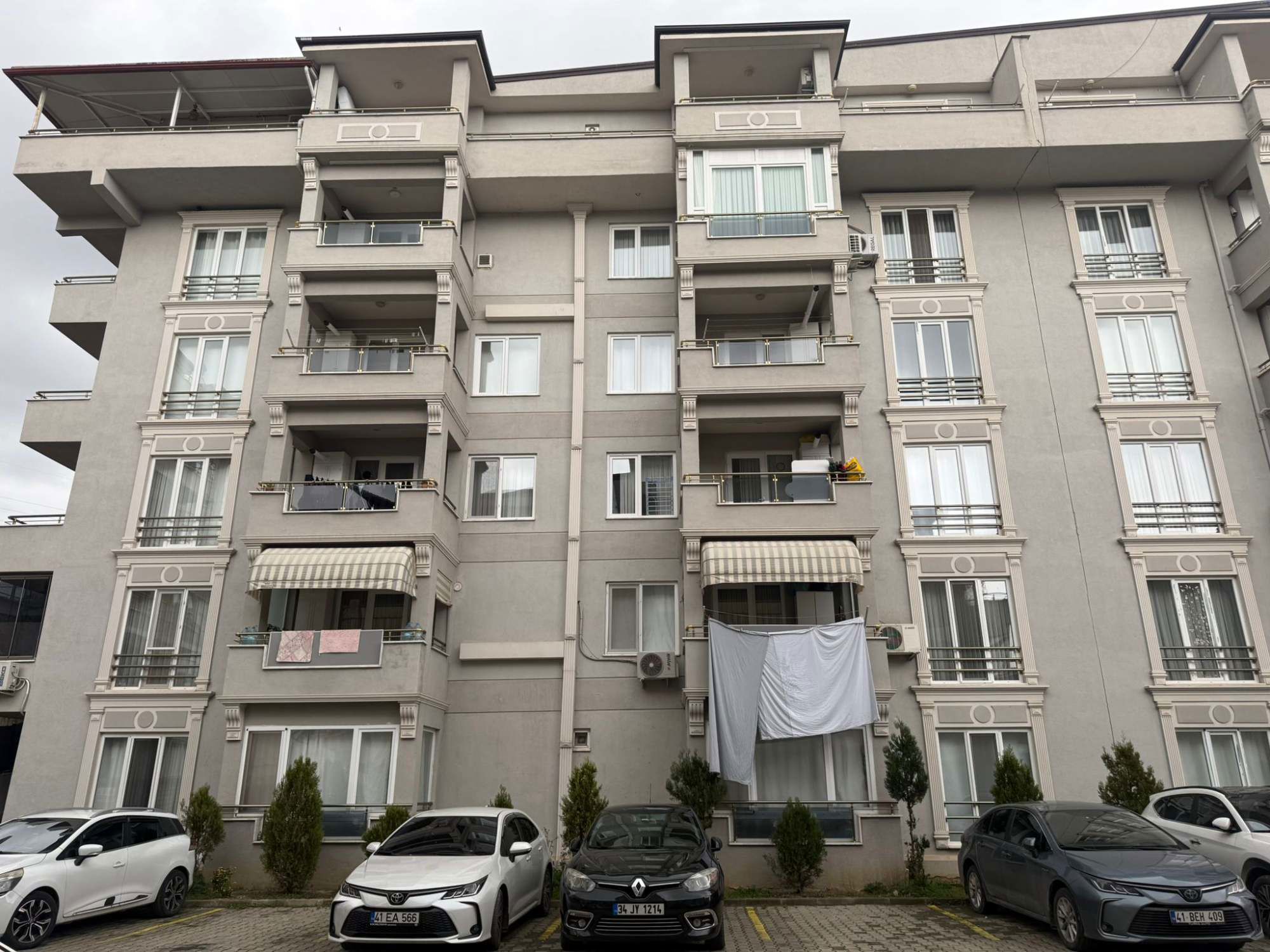 REMAX DREAM'DEN GÖKÇE PARK SİTESİNDE SATILIK 2+1 ARAKAT DAİRE
