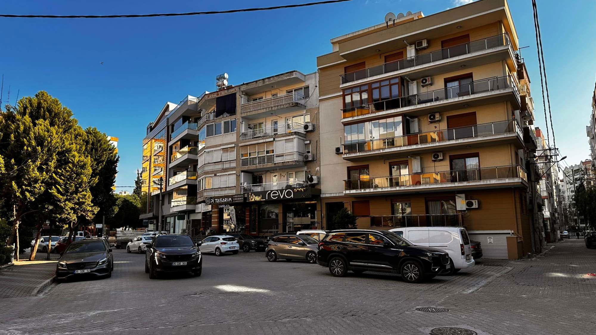 BOSTANLI'DA MERKEZI KONUMDA GENIŞ 3+1 SATILIK DAIRE