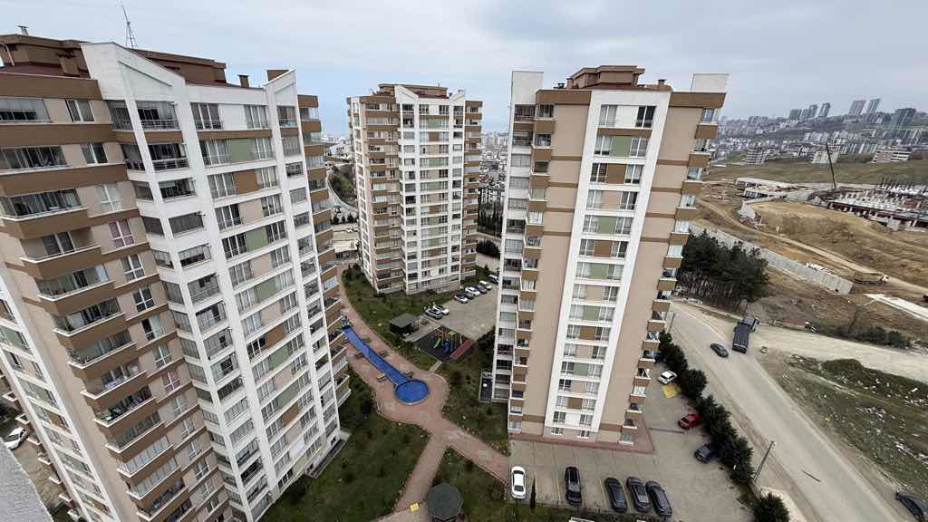 KORUPARK EVLERİ’NDE SATILIK FERAH 2+1 DAİRE