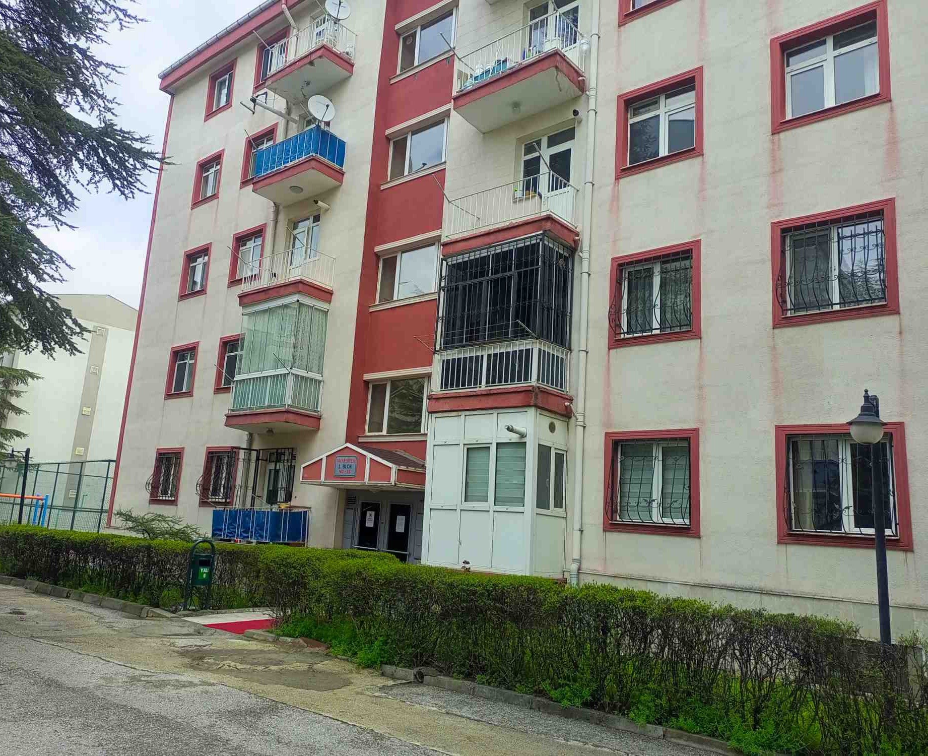 BATIKENT YALI 8 SİTESİNDE SATILIK YAPILI DAİRE