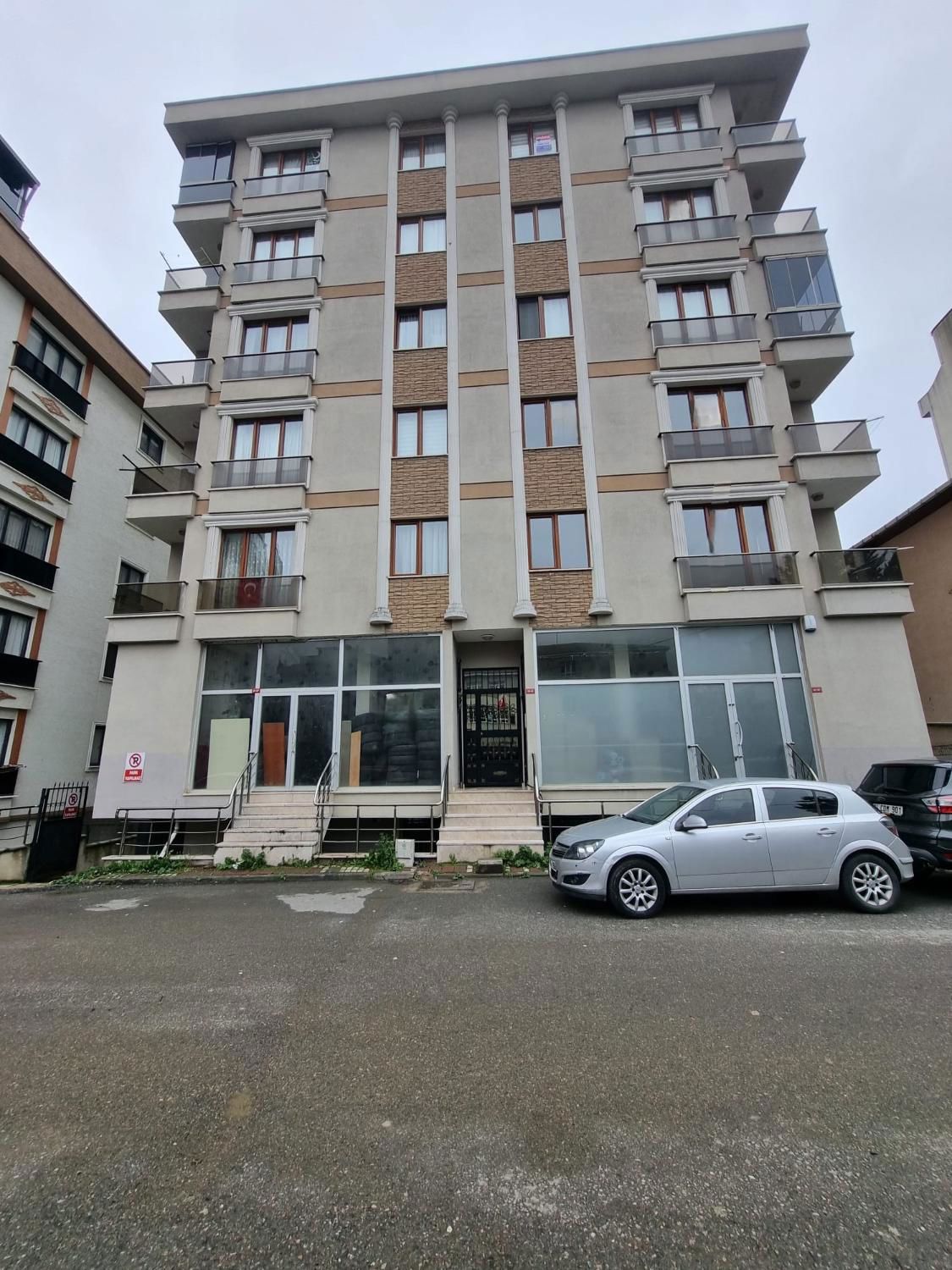 ÇEKMEKÖY'DE  GENİŞ KULLANIŞLI SATILIK 2+1  E.BANYO-AÇIK OTOPARK