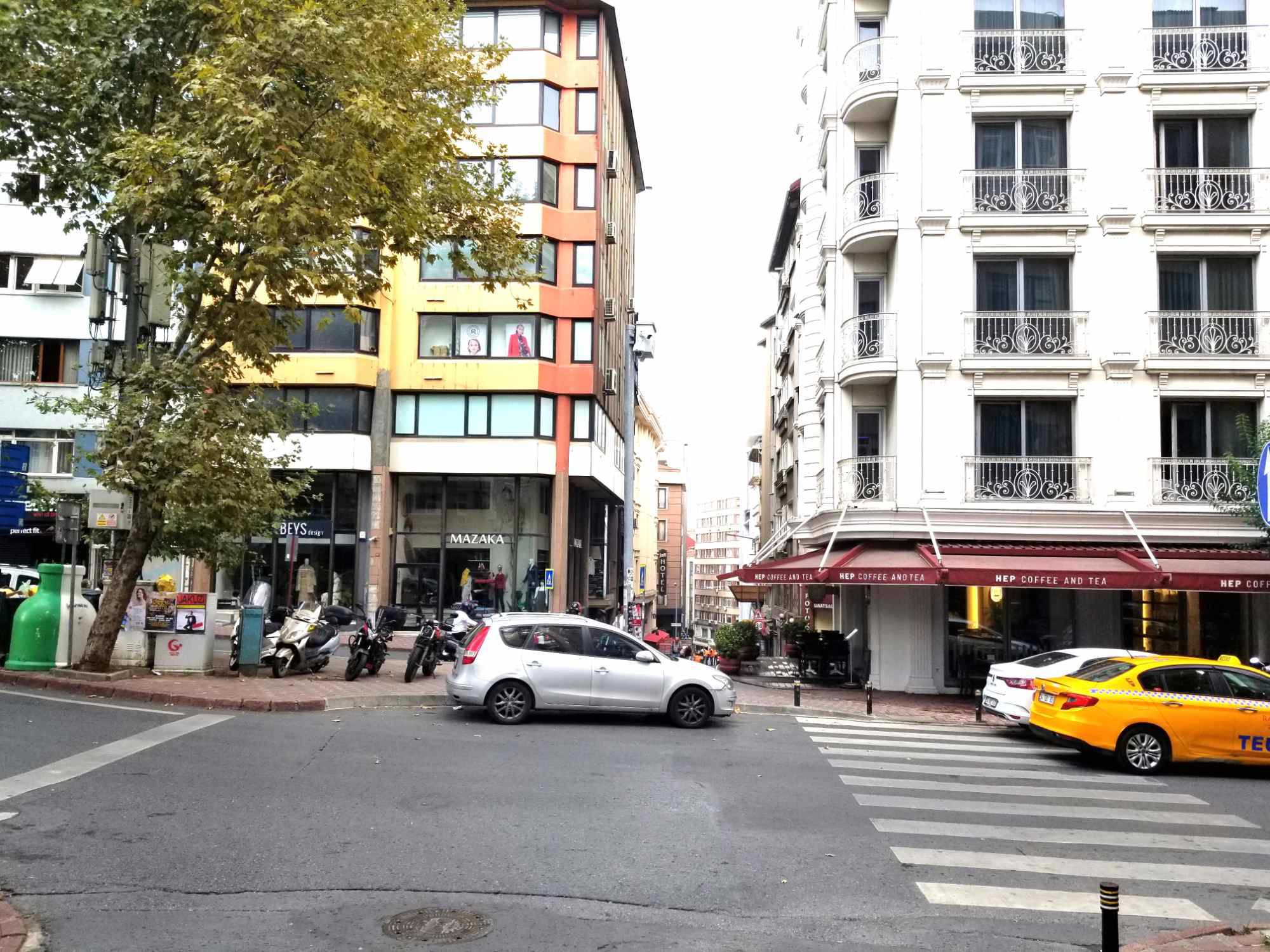 ŞIŞLI BOMONTI'DE YENILENMIŞ 2+1 ÇATI KATI KIRALIK DAIRE