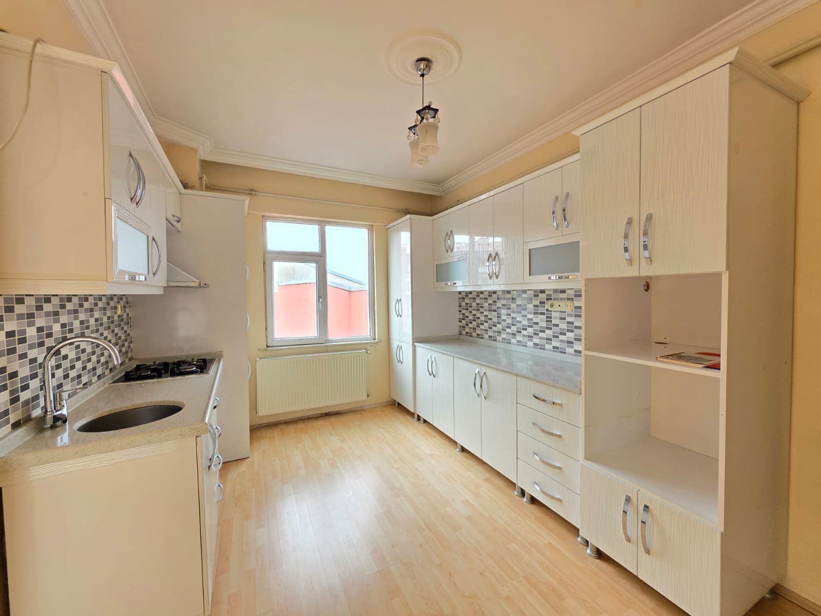 REMAX İLKE'DEN ŞEHİR MERKEZİ'NDE 3+1 SATILIK GENİŞ DAİRE