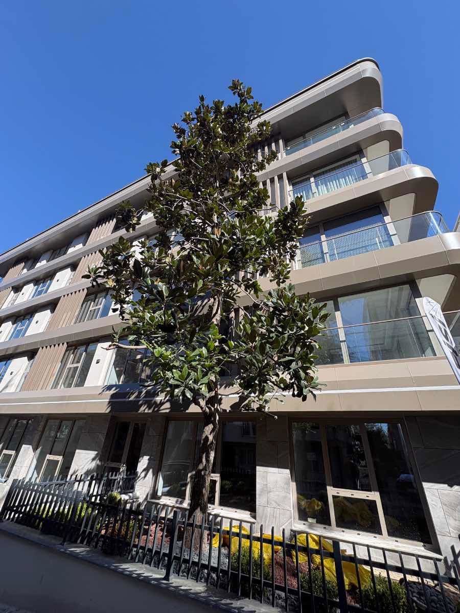 PARİS CADDESİ KONUT VE TİCARİ KULLANIMA UYGUN SATILIK 2+1  DAİRE.