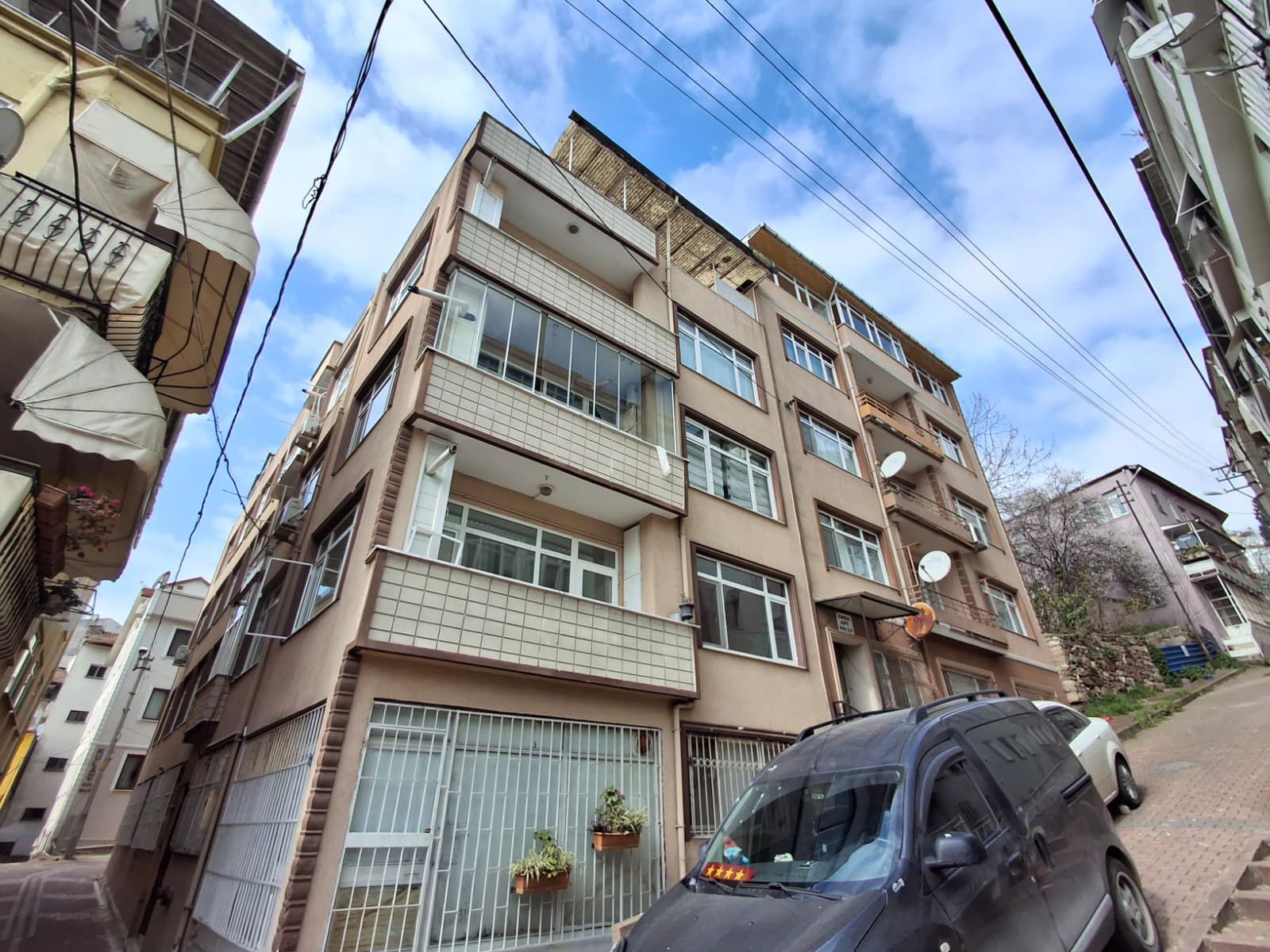 REMAX ÇARŞI'DAN KOCAELİ İZMİT TAM MERKEZDE SATILIK 2+1 DAİRE