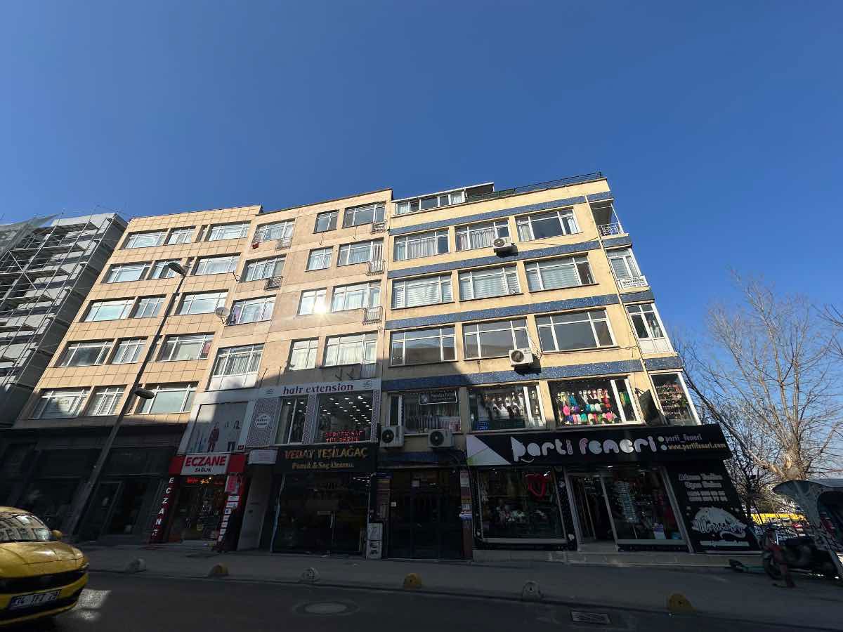 KADIKÖY KUŞDİLİ CADDE ÜZERİNDE HARİKA KONUM BOŞ 2+1 SATILIK DAİRE
