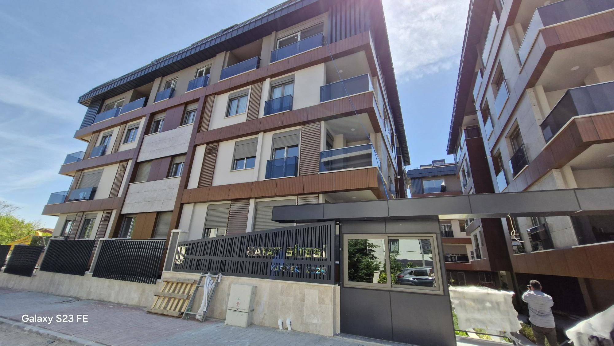 YEŞİLKÖYDE HAVUZ MANZARALI SİTE İÇİ 2+1 BAHÇE KATI LÜKS KİRALIK