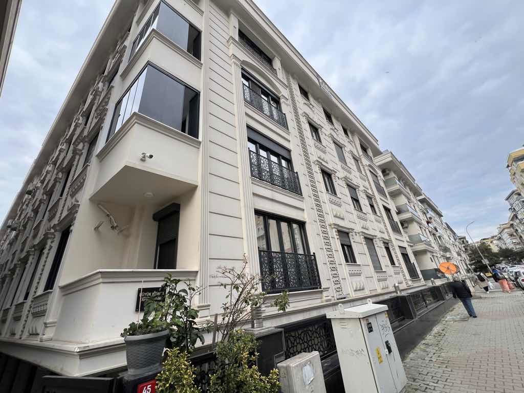 ALTINTEPE DEĞİRMENYOLUNDA MİNİBÜSE YAKIN 2+1 SATILIK DAİRE