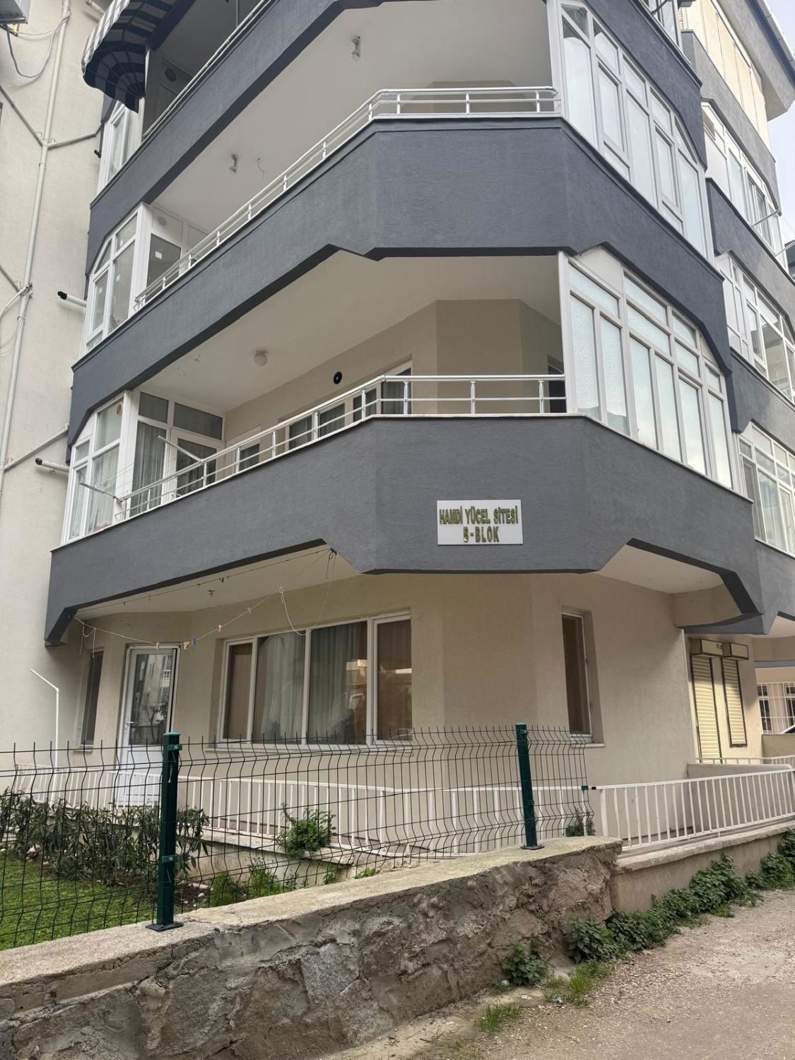 ERDEK YALI MAHALLESI'NDE SITE IÇI SATILIK 2+1 DAIRE