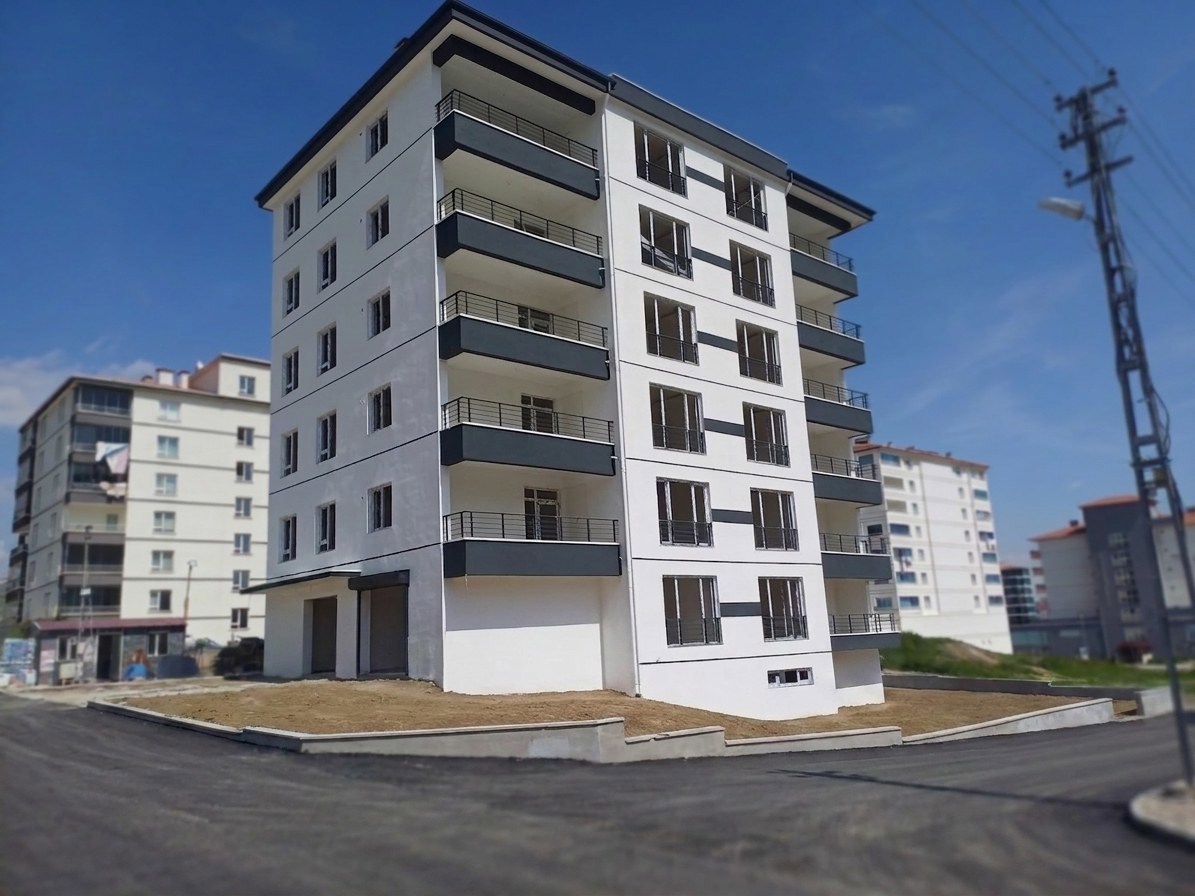 YAKACIK MERKEZI KONUMDA FIRSAT 3+1 ARA KAT SIFIR DAIRE