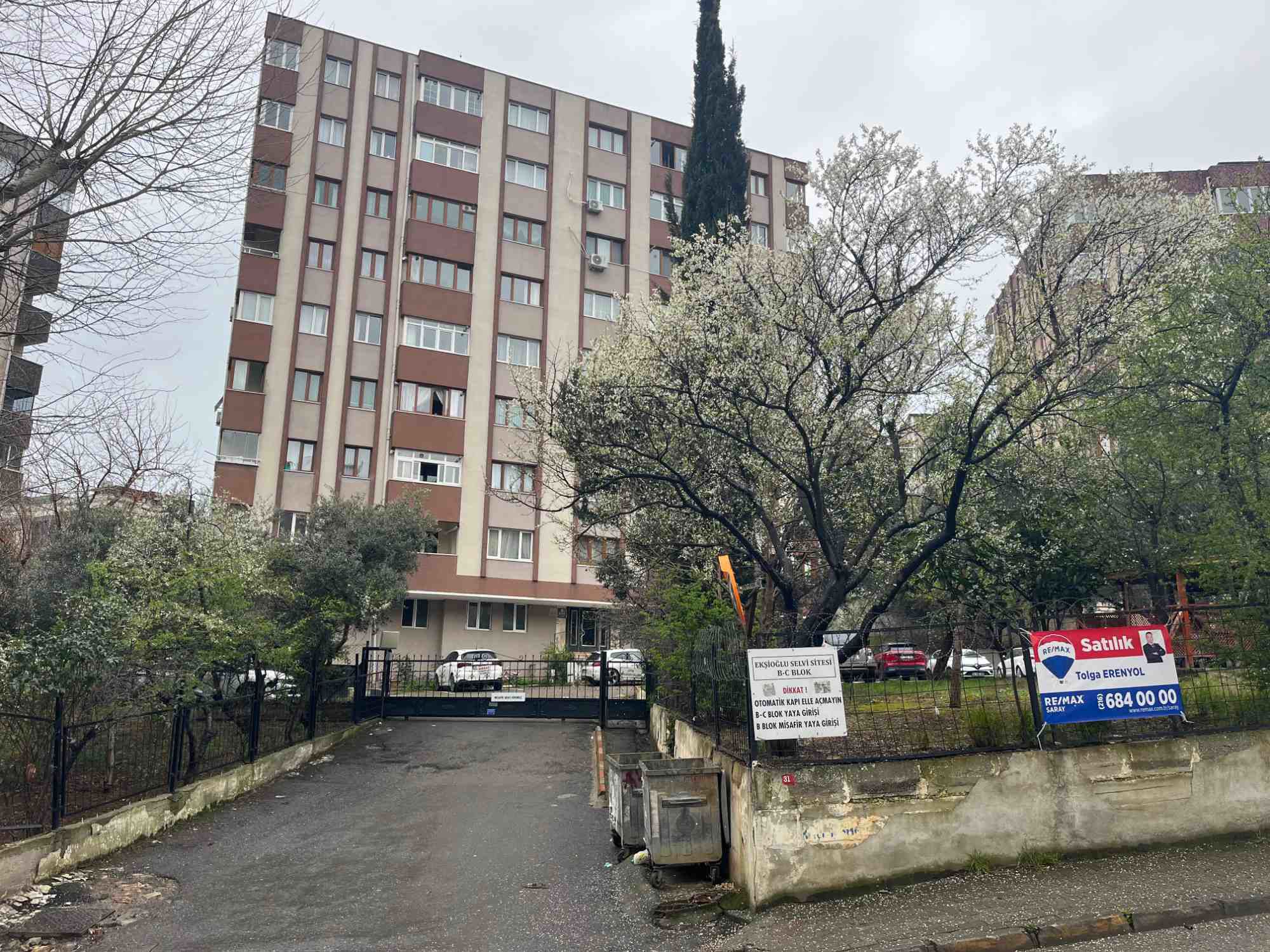 KARTAL YAKACIK EKŞİOĞLU SELVİ SİTESİ'NDE SATILIK 3+1 ARA KAT DAİRE
