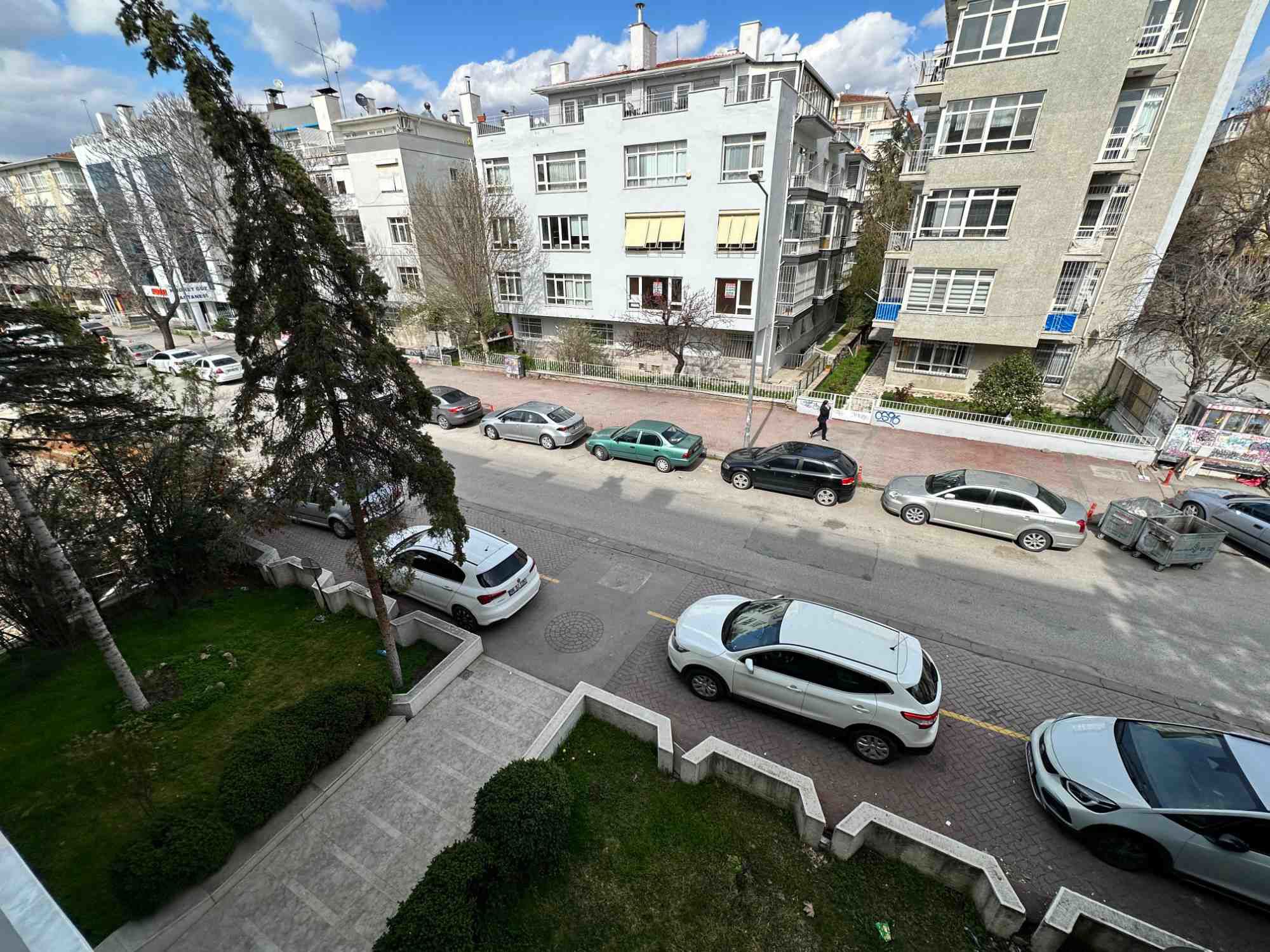 KENNEDY CADDESİ ÜZERİNDE PRESTİJLİ KONUMDA SATILIK DAİRE