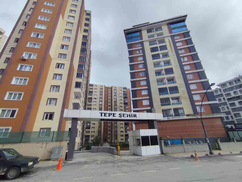 REMAX LAND'DEN TEPE ŞEHİR SİTESİNDE KİRALIK EŞYALI GENİŞ 1+1