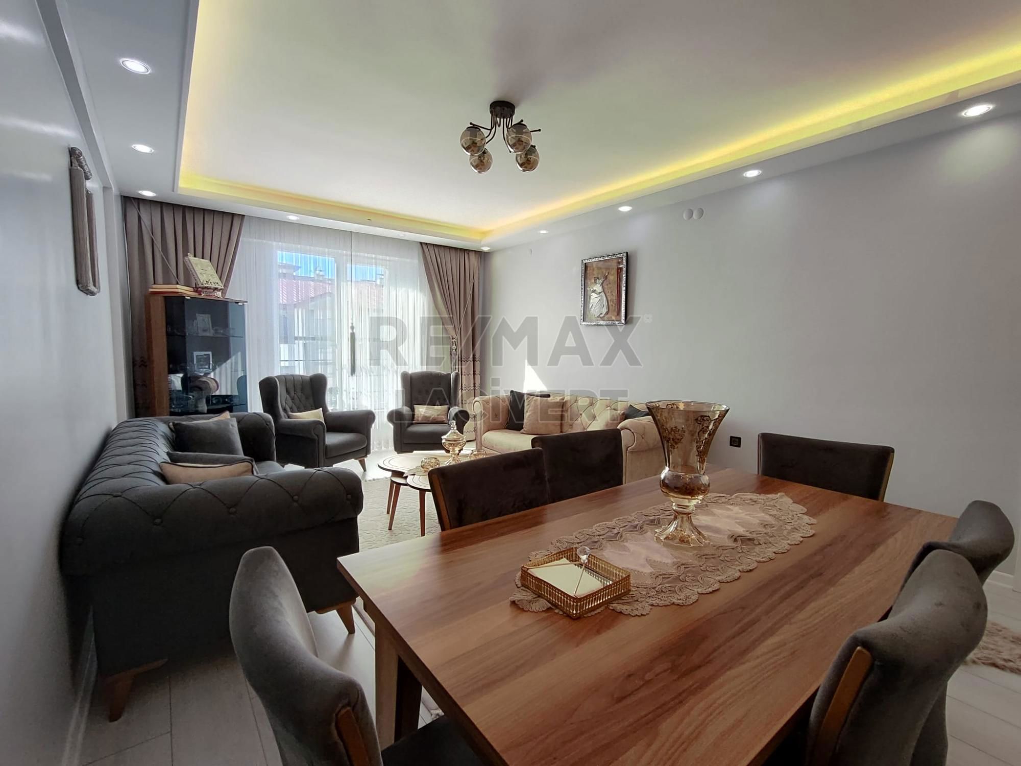 RE/MAX LACİVERT'TEN DOĞAN VADİ SİTESİ'NDE SATILIK 4+1 DAİRE