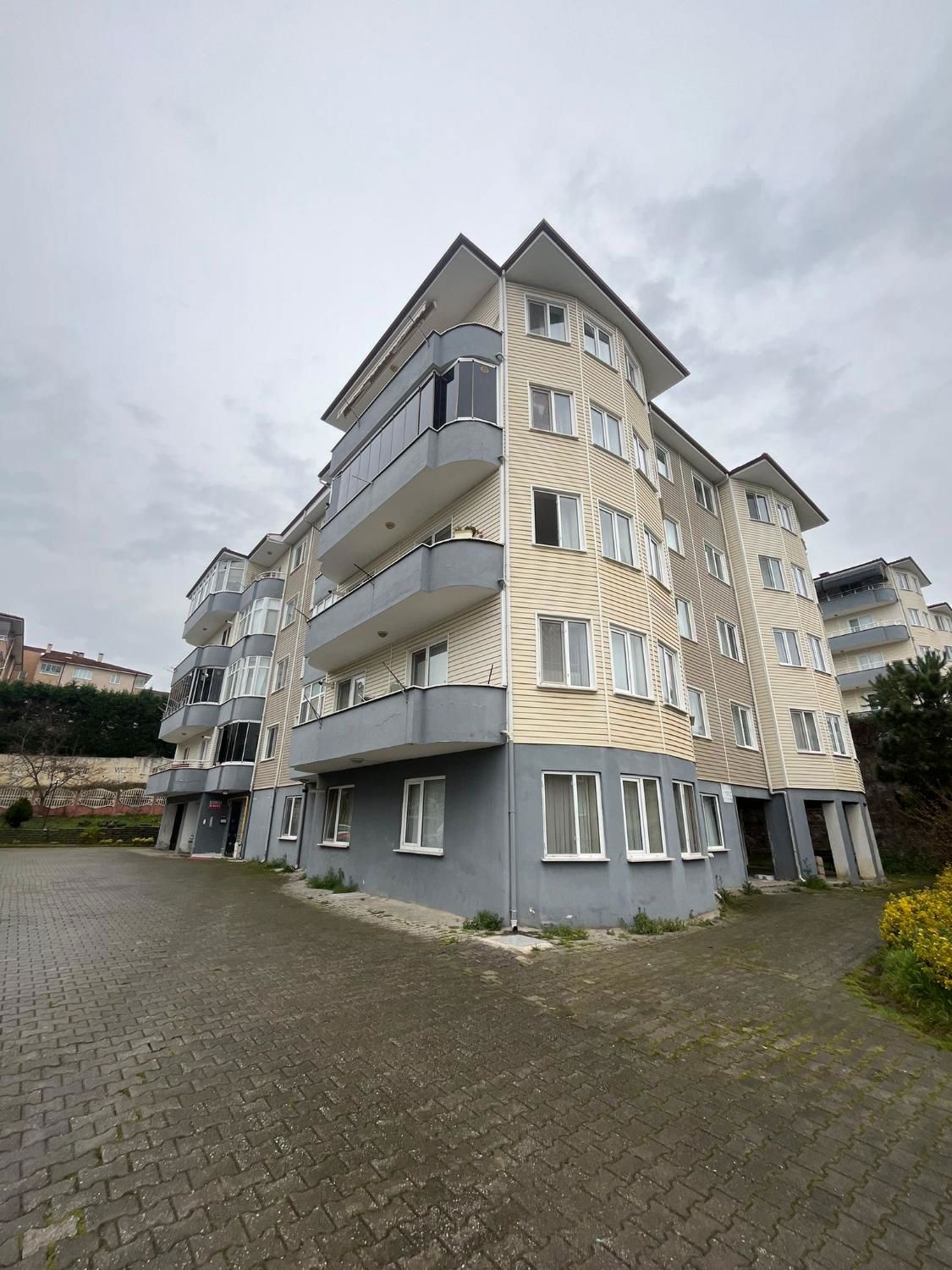 CAMİLİ 1592 KÜME EVLERİ SİTE İÇERİSİNDE SATILIK 3+1