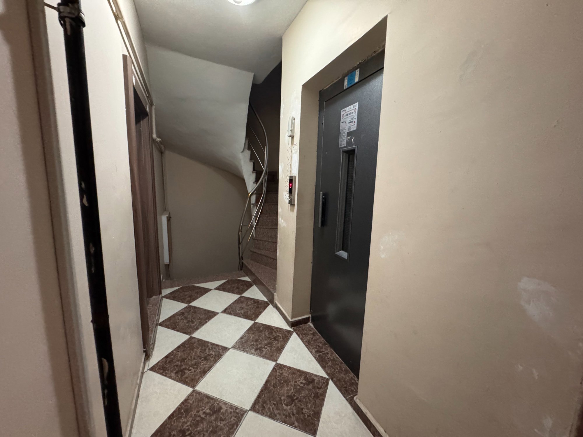 SAADETDERE MAH GENİŞ BAHÇE KULLANIMI OLAN 3+1 SATILIK DAİRE
