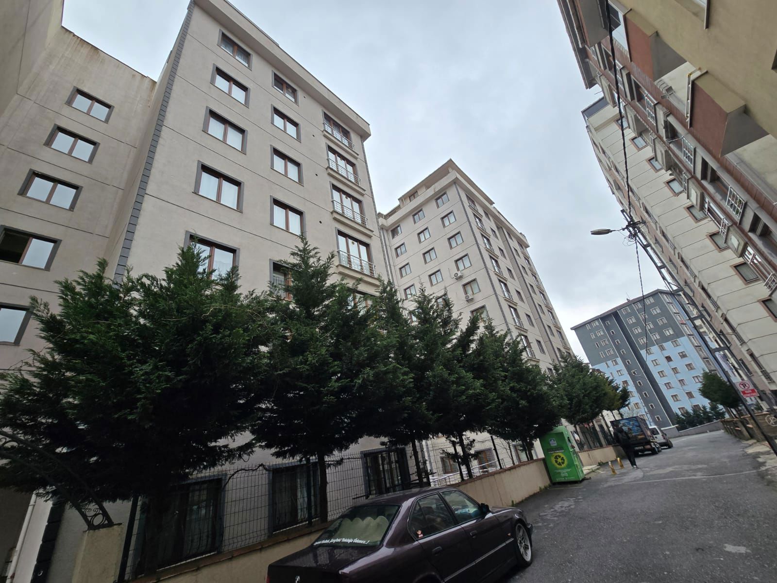 ZERRİN'DEN MARMARA ÜNİV. HASTANESİ VE METROYA YÜRÜME MESAFESİNDE GENÇ BİNADA SATILIK DAİRE