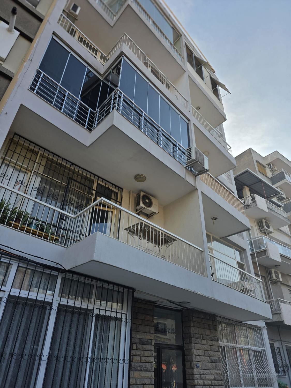 KARŞIYAKA ÇARŞIYA YAKIN GENIŞ IKI TERASLI 3+1 SATILIK DAIRE