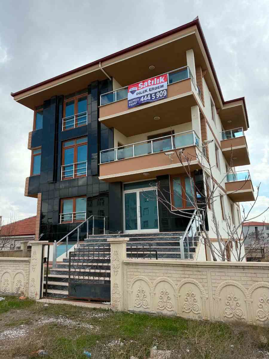 ŞEREFLİKOÇHİSARDA CADDE ÜZERI KÖŞE PARSEL AYRI TAPULU KATLAR KOMPLE BINA YATIRIM FIRSATI