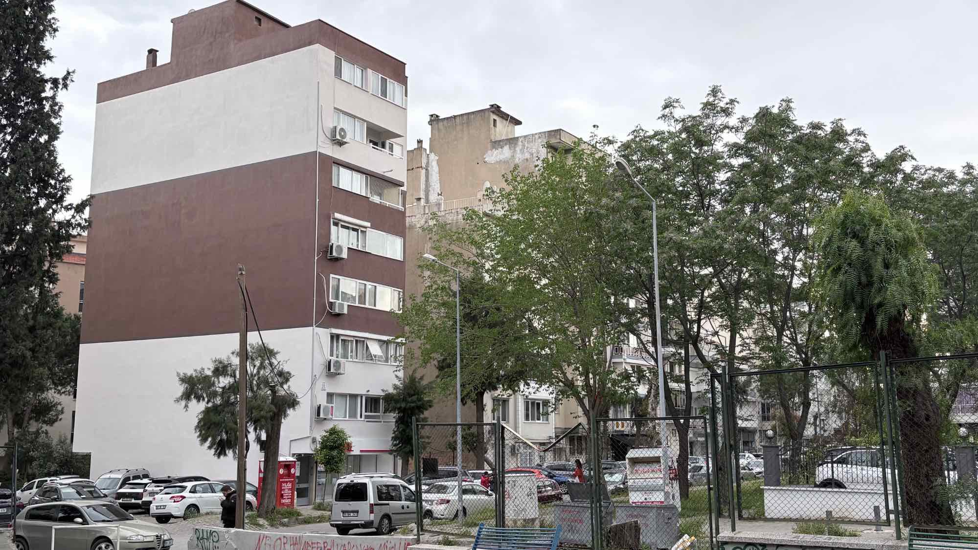 BORNOVA ERZENE MAH.’DE EVKA-3 METROYA YÜRÜME MESAFESINDE SATILIK 3+1 DAIRE