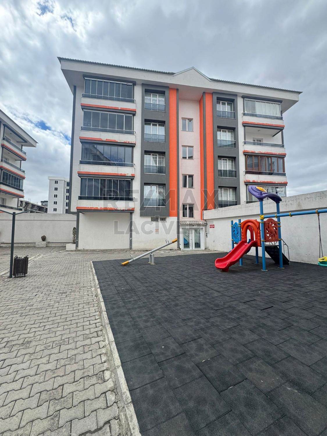 RE/MAX LACİVERT'TEN KOMBİNA'DA SATILIK 3+1 DAİRE