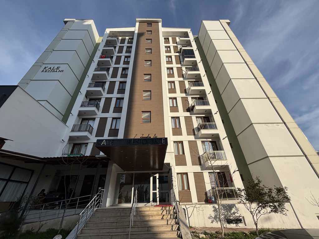 REMAX YENİ'DEN HARİKA KONUMLU SATILIK EŞYALI BALKONLU 1+1 DAİRE